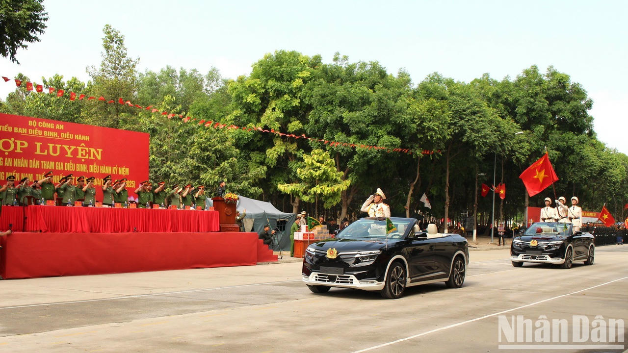 [Ảnh] Lực lượng vũ trang hăng say luyện tập diễu binh, diễu hành chào mừng Chiến thắng 30/4 ảnh 2