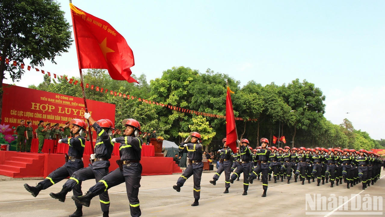 [Ảnh] Lực lượng vũ trang hăng say luyện tập diễu binh, diễu hành chào mừng Chiến thắng 30/4 ảnh 8