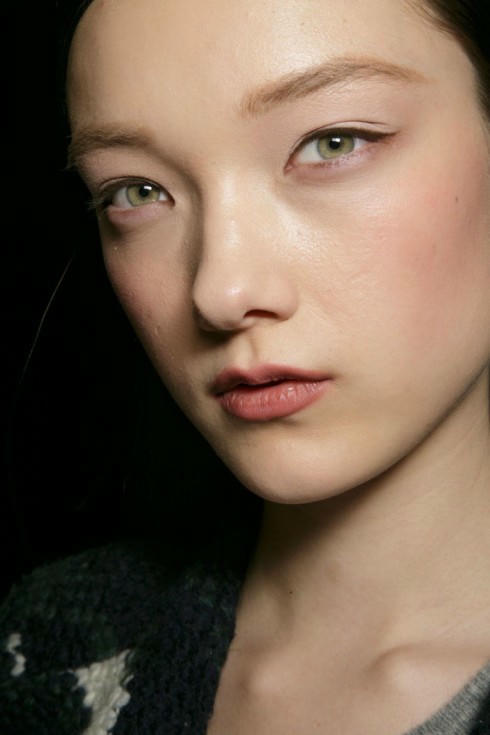 Cách kẻ mắt bán mắt mèo