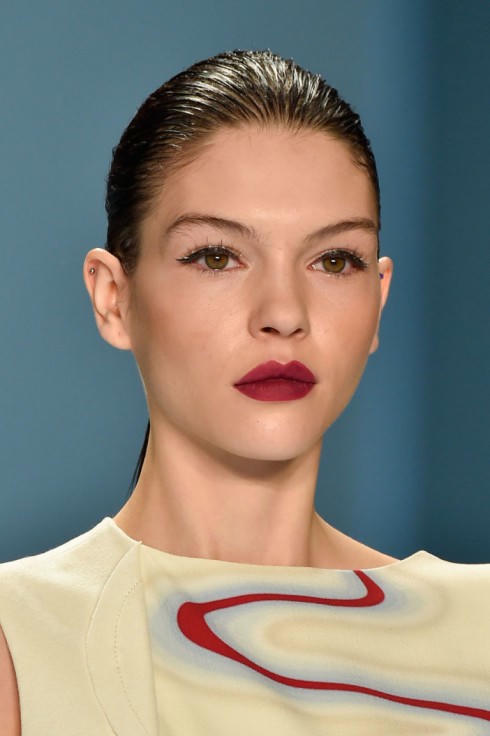 Cách kẻ mắt kiểu mắt mèo mỏng 