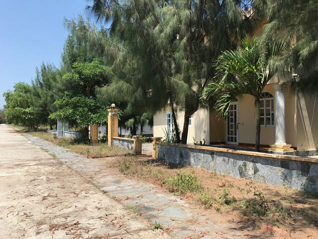  Hàng loạt biệt thự không bóng người bên trong dự án khu nghỉ dưỡng Sandina Resort 