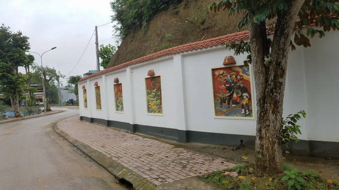 Toàn bộ tường bao xung quanh căn biệt thự này được xây dựng kiên cố được trang trí các họa tiết rất cầu kỳ.