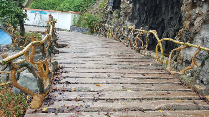 Trong khuôn viên căn biệt thự còn được thiết kế cả khu hồ nuôi cá được thiết kế khá bắt mắt.