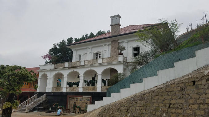 Để có được căn nhà như hiện tại ông Phạm Sỹ Qúy phải bỏ ra rất nhiều công sức tiền của thuê nhân công san gạt mặt bằng, mở rộng đường xá...