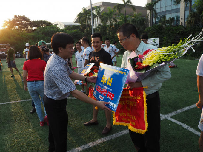 Ông Hồ Minh Chiến trao đồng giải ba cho 2 đội Tiền Phòng và VOV.
