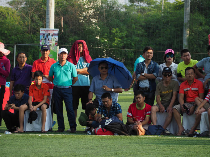 Tổng biên tập báo Pháp luật Việt Nam cũng ra sân cổ vũ cho các cầu thủ đội nhà.