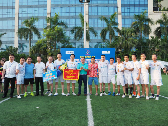 Tổng biên tập báo Pháp luật Việt Nam, TS Đào Văn Hội cùng Phó tổng Giám đôc Đài Truyền hình Việt Nam chụp ảnh lưu niệm cùng đội Á quân Press cup Khu vực Hà Nội.