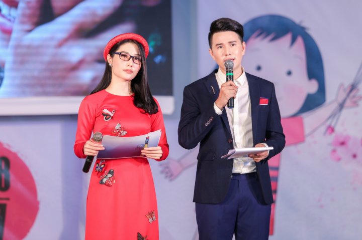 2 MC dan dat day cam xuc