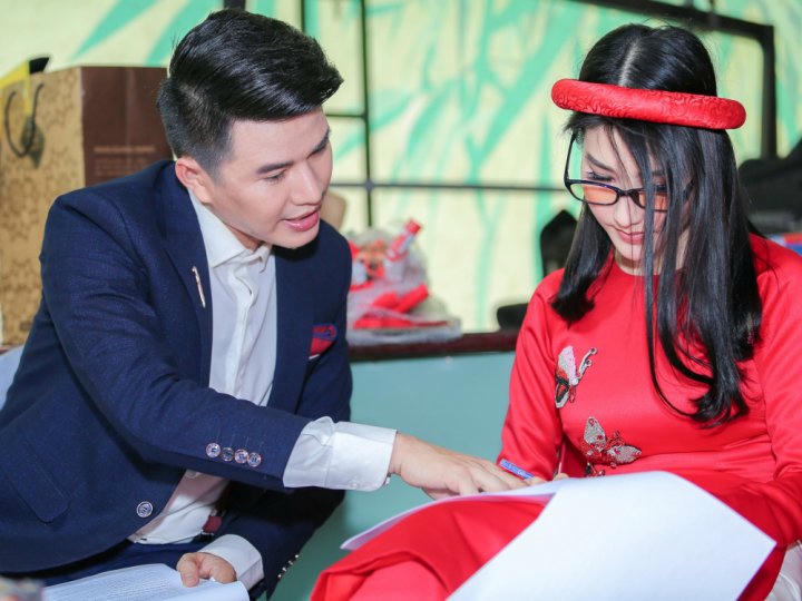 Diem My 9X ngoan ngoan nghe theo loi huong dan cua dan anh