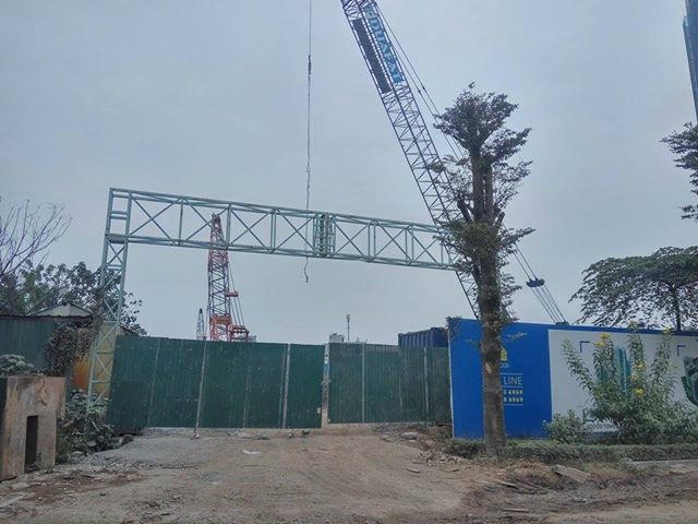 Một cổng khác của công trường dự án.