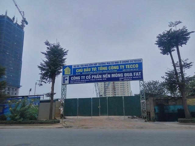 Công trường đã bị khóa cửa.