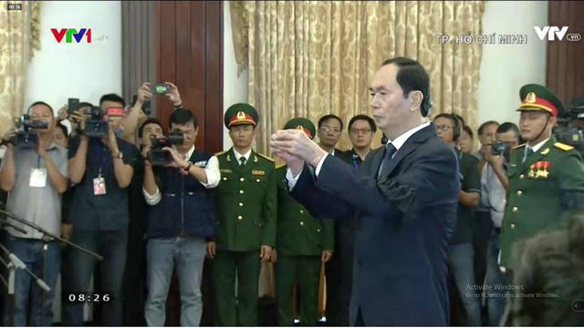  Chủ tịch nước Trần Đại Quang dâng nén hương tiễn biệt. 