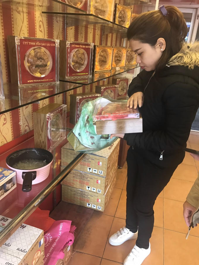 Nồi yến sào sau khi chưng được đem đến cửa hàng để phản ánh về chất lượng.