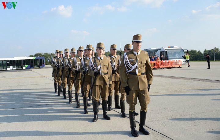 {title} Lễ đón Tổng bí thư Nguyễn Phú Trọng tại sân bay Hungary