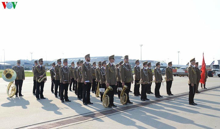 {title} Lễ đón Tổng bí thư Nguyễn Phú Trọng tại sân bay Hungary