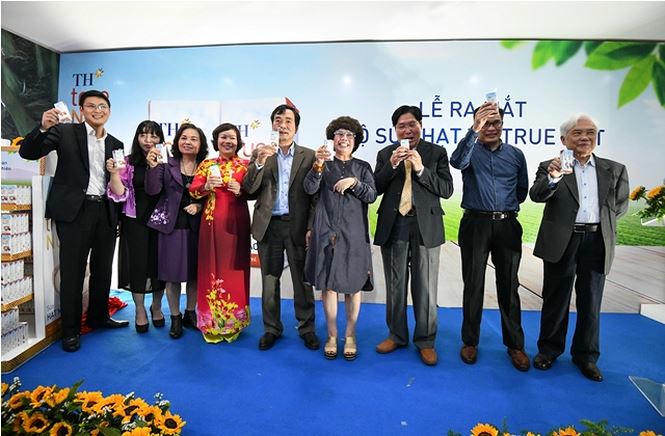 Bà Thái Hương và các khách mời dùng thử sữa hạt TH true NUT tại lễ ra mắt