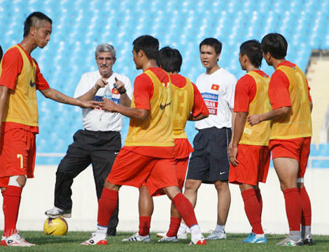 Calisto và các học trò tập luyện cho trận giao hữu