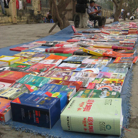 Sách lậu bán tràn lan vỉa hẻ