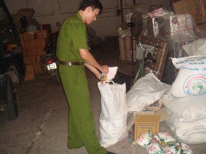 Lực lượng chức năng kiểm tra xưởng sản xuất