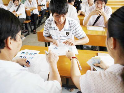 Thí sinh làm thủ tục dự thi. Ảnh minh họa