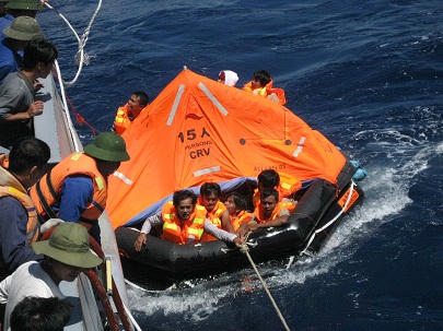 Cứu hộ người dân gặp nạn trên biển, một nhiệm vụ quan trọng của lực lượng hải quân. Ảnh minh họa