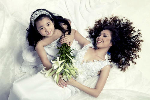 Mẹ và con Hiền Thục