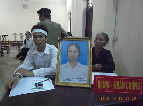 Người nhà chị Lưu và di ảnh người đàn bà xấu số tại phiên tòa sơ thẩm