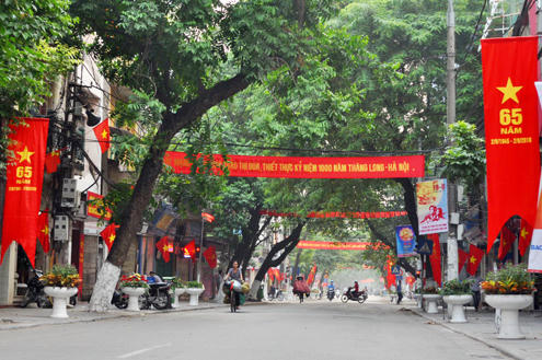 Phố phường trang hoàng lộng lẫy cờ, hoa