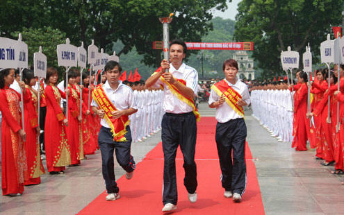 tại tượng đài Lý Thái Tổ đã diễn ra lễ rước đuốc từ cố đô Hoa Lư (Ninh Bình) về Hà Nội, nhân kỷ niệm 1000 năm Thăng Long - Hà Nội. Ảnh VnExpress
