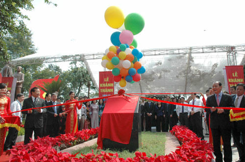 Lãnh đạo TP Hà Nội và TP HCM cắt băng khánh thành Tượng đài