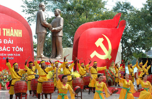 Tượng đài Bác Hồ- Bác Tôn đặt trên Đảo Thống Nhất- Công viên Thống Nhất, Hà Nội