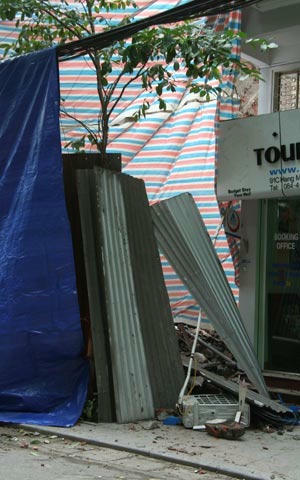 Nhà 91B sập ngổn ngang bên cạnh nhà 91C.