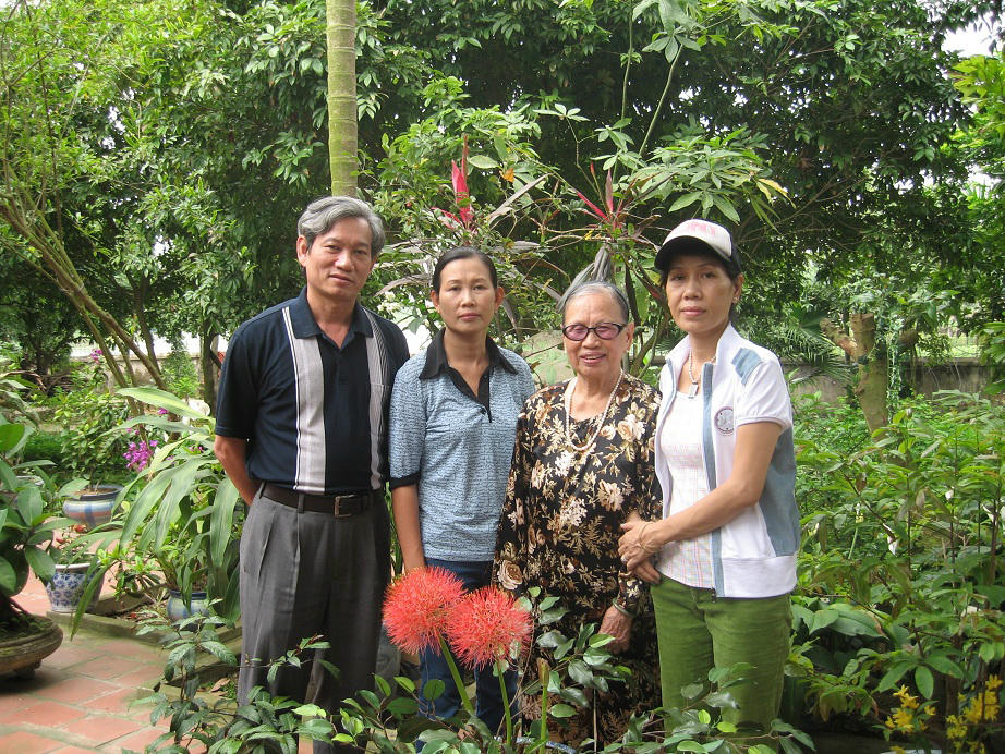 Bà Kim Ngọc cùng các con (ông Kim Nam đứng ngoài cùng bên trái)