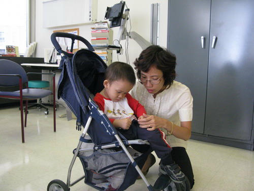 Bé Thiện Nhân được mẹ nuôi Mai Anh đưa đi chữa trị ở Bệnh viện Northwestern Memorial Hospital (Mỹ)