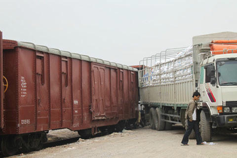 Điểm bốc dỡ hàng cứu trợ ga Vinh