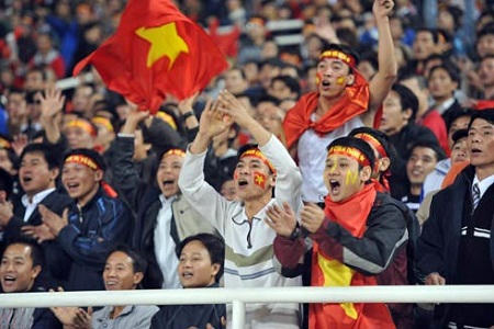 Niềm vui của các cổ động viên trên khán đài Sân vận động Quốc gia Mỹ Đình. Ảnh VNE