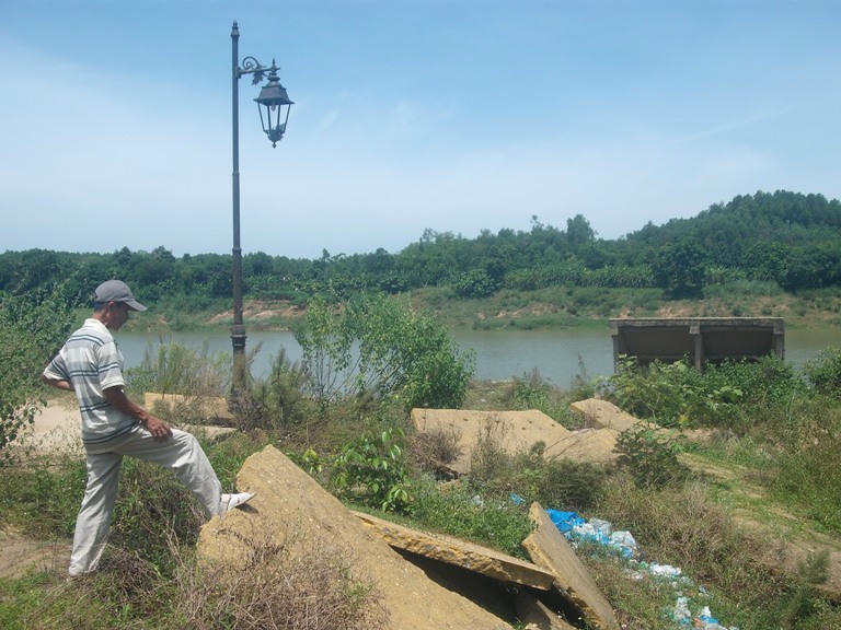 Bến thuyền chơi vơi giữa dòng sông, đường dẫn đã cuối trôi hơn 4 năm vẫn chưa được khôi phục