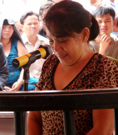 Bị cáo Phụng khóc khi khai nhận lại hành vi hành hạ trẻ em