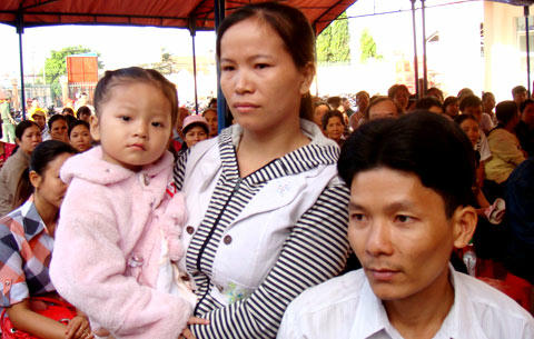 Cha mẹ bé Ngân lặng người khi nghe những lời khai của bà Phụng