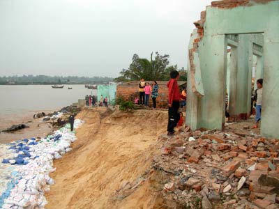Biển xâm thực gây sạt lở. Hình minh họa