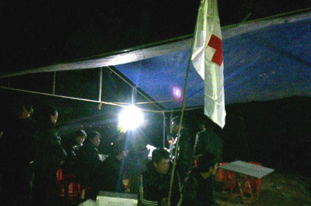 Lán trại được dựng bên bờ sông để tìm kiếm những người mất tích