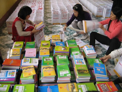 Các cán bộ Sơ Tư pháp phân chia sách để chuyển cho các Tủ sách pháp luật