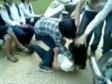 Nữ sinh Hà Nội trong một vụ ẩu đả