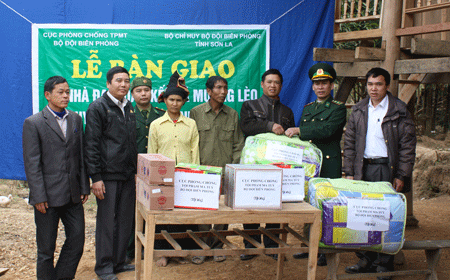 Bộ đội Biên phòng trao nhà tình nghĩa cho người dân Sơn La