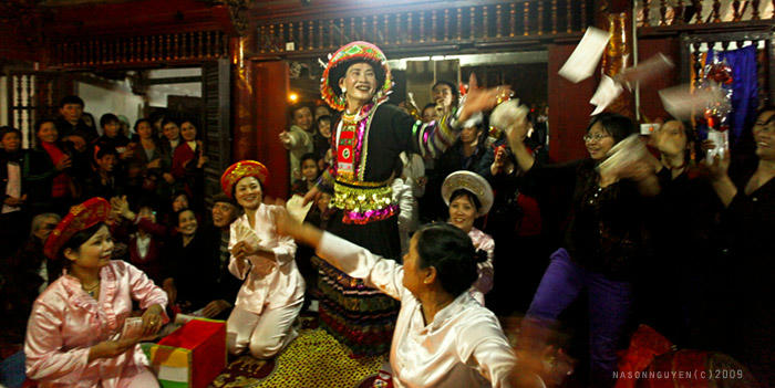 Hầu đồng là hình thức tín ngưỡng dân gian khá phổ biến ở Việt Nam. Ảnh: Nasonphoto