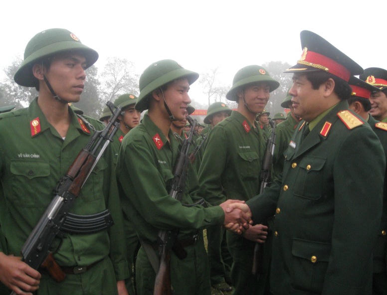 Trò chuyện thân mật với các chiến sĩ trẻ