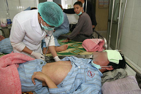 Điều trị cho bệnh nhân sốt phát ban tại Bệnh viện Bệnh Nhiệt đới Trung ương. Ảnh: HNM