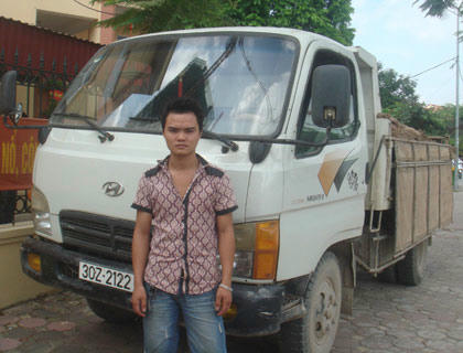 Một lái xe bị Công an phường Dịch Vọng (quận Cầu Giấy, Hà Nội) bắt quả tang cùng chiếc xe chở đầy phế thải vào tháng 7/2010