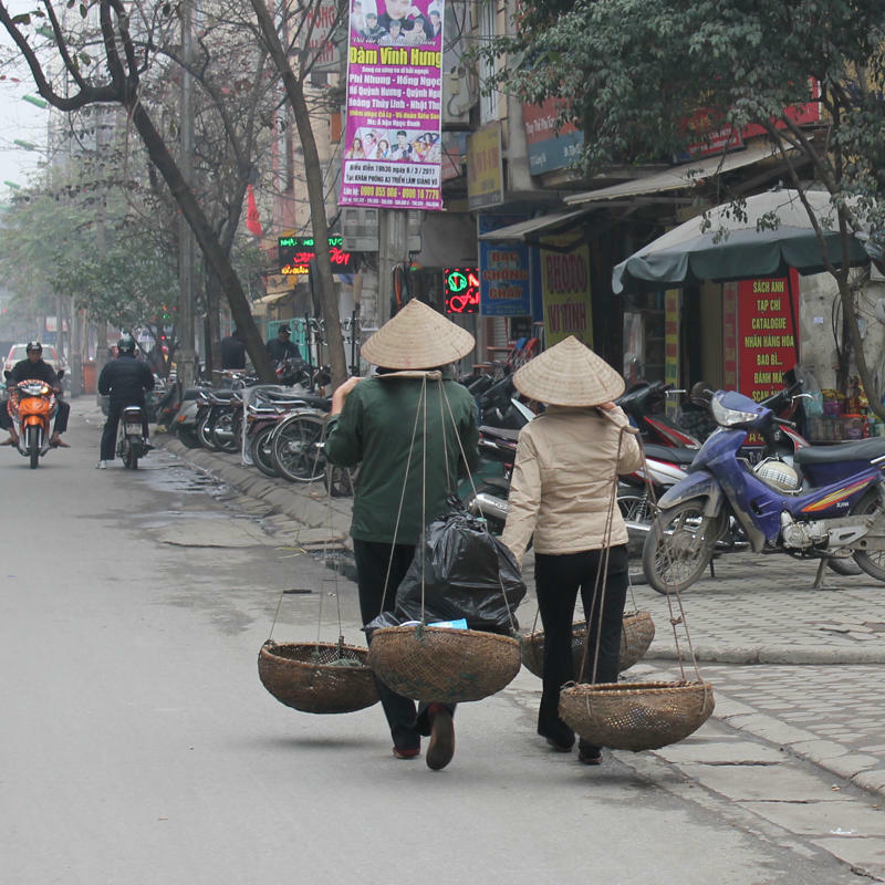 Bên gánh hàng rong