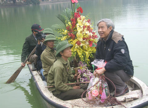 Đội lai dắt rùa hồ Gươm ra tháp Rùa làm lễ trước khi đưa cụ lên cạn